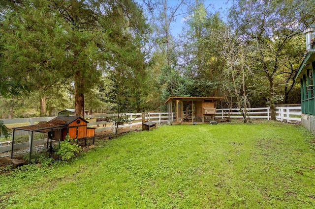 view of yard featuring an outdoor structure