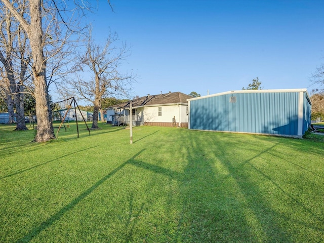 view of yard featuring an outdoor structure