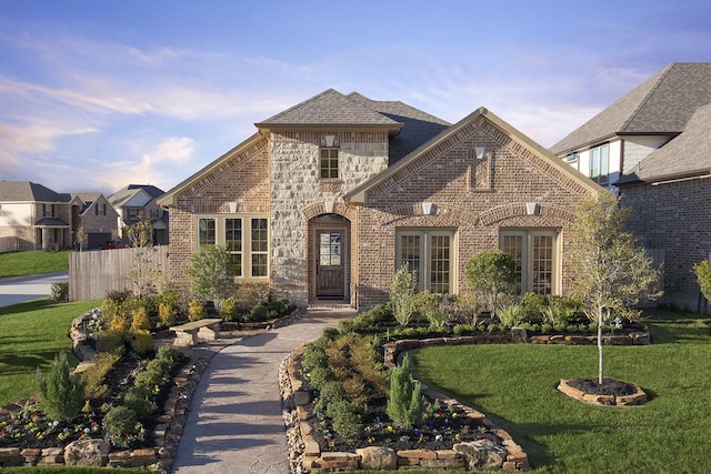 view of front of property featuring a front yard