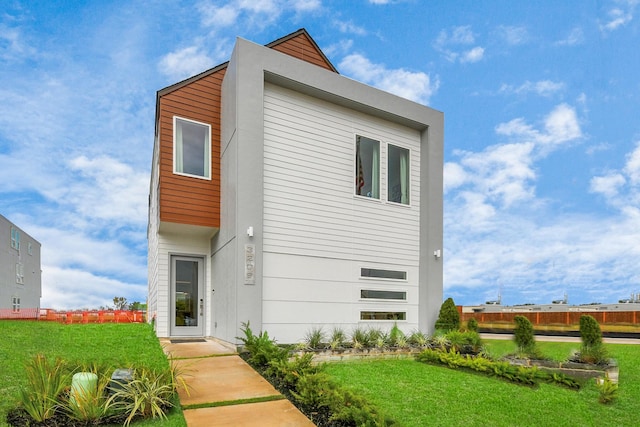 view of front of home featuring a front lawn