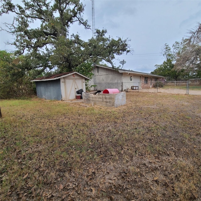 view of yard featuring a storage shed