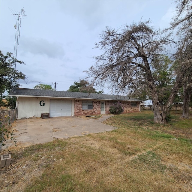 view of front of house featuring a front lawn and a garage