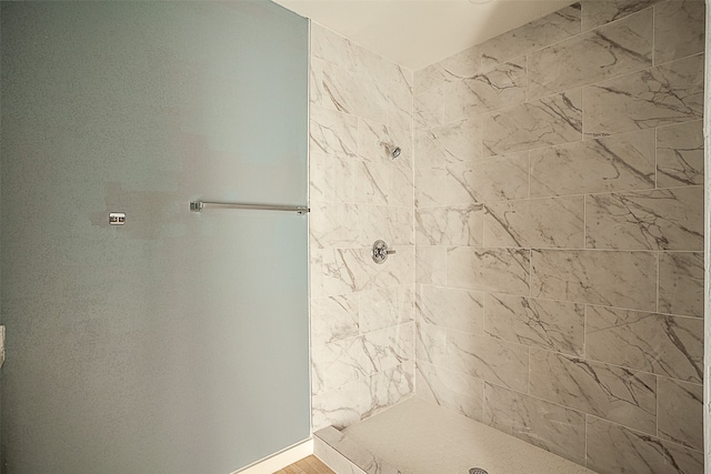 bathroom featuring a tile shower