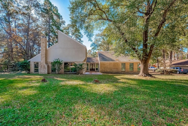 view of front of property featuring a front lawn