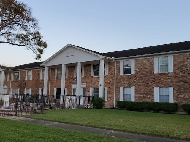 view of front of home with a front lawn