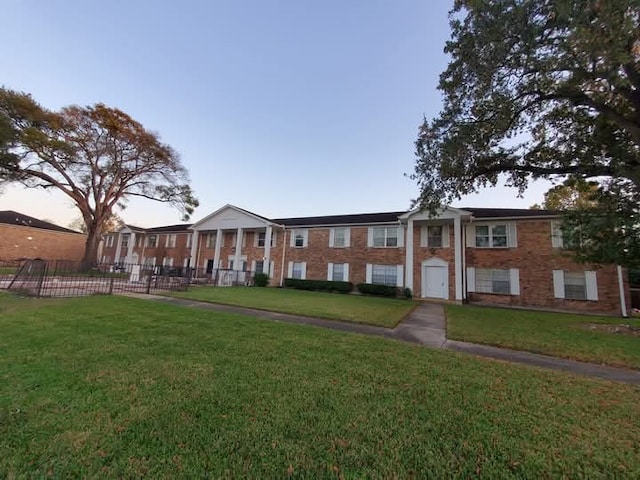 view of front of home featuring a yard