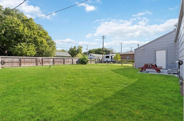 view of yard featuring a patio area