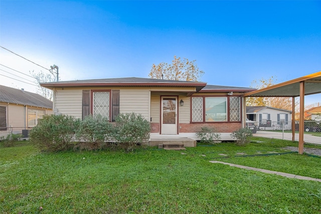 view of front of property featuring a front lawn