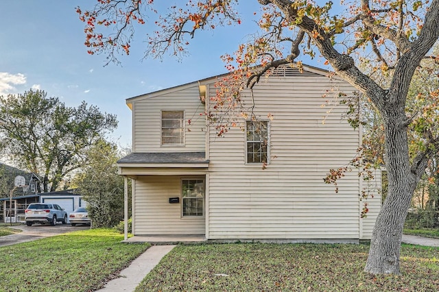 view of front of home featuring a front yard