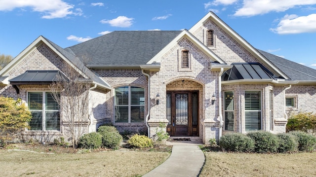 view of front of property featuring a front yard