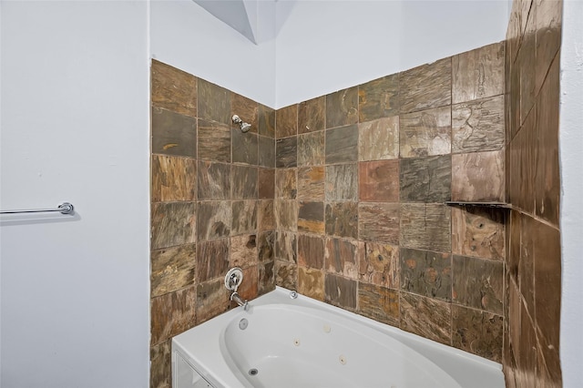 bathroom featuring tiled shower / bath