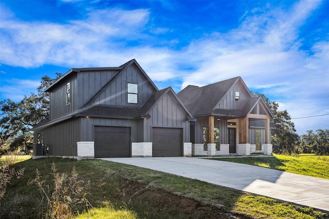 view of front facade featuring a front yard, a garage, and central AC unit