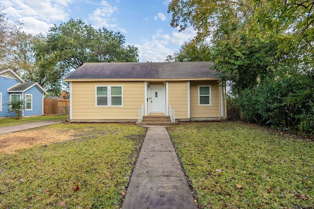 1202 14th Ave N, Texas City, TX 77590 - bungalow-style home featuring a front lawn