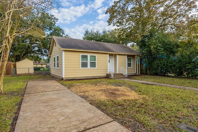 1202 14th Ave N, Texas City, TX 77590 - bungalow-style home with a front yard