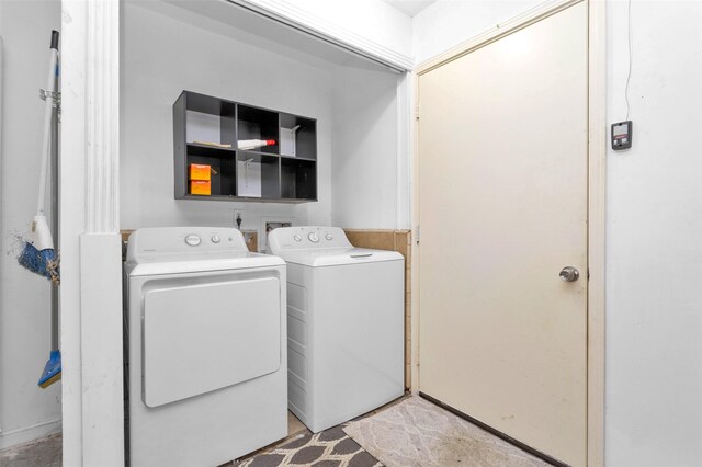 laundry room with washing machine and dryer