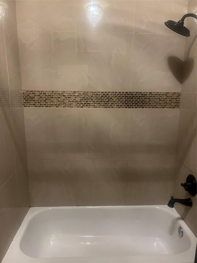 bathroom featuring tiled shower / bath combo