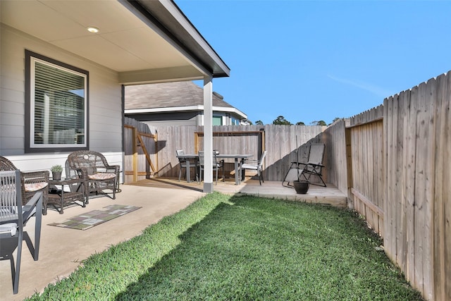 view of yard featuring a patio