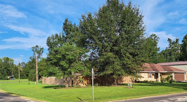 view of front facade featuring a front lawn