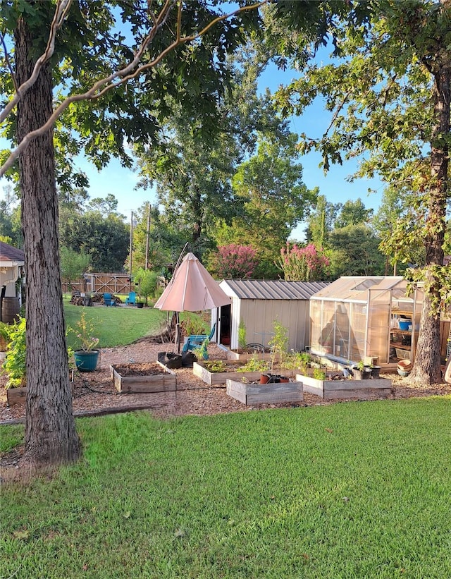 view of yard with an outbuilding