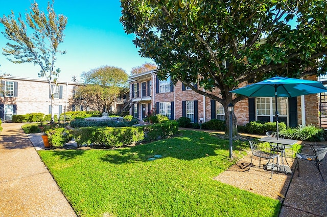 view of front facade featuring a front yard