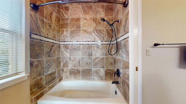 bathroom with tiled shower / bath