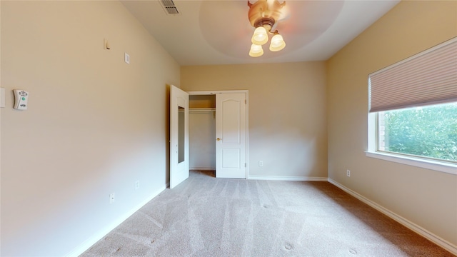 carpeted empty room featuring ceiling fan