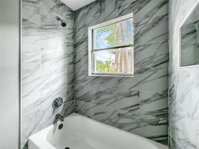 bathroom featuring tiled shower / bath combo