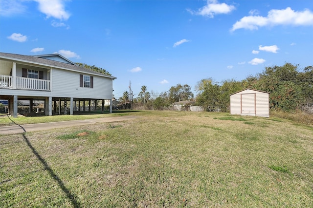 view of yard with a storage unit and a carport