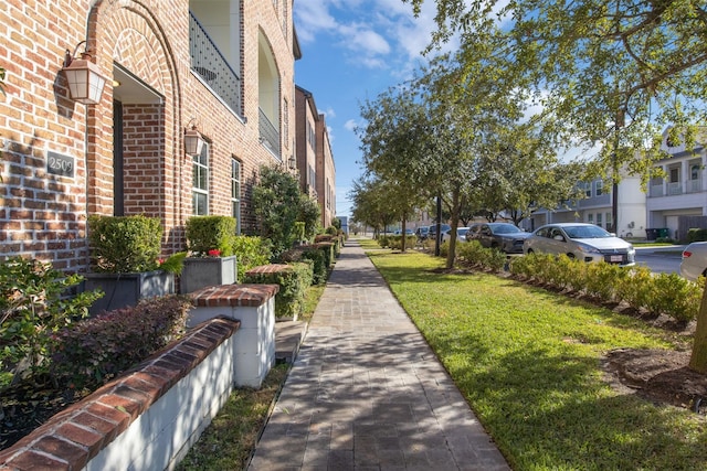 view of property's community featuring a lawn