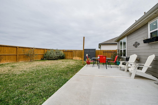 view of yard featuring a patio