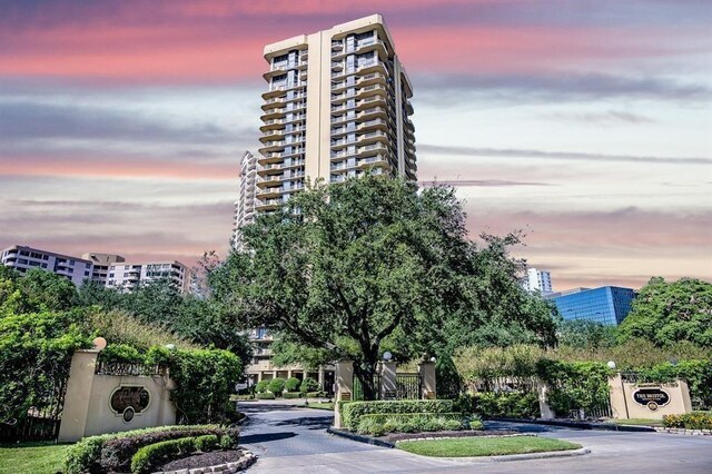 3350 Mccue Rd Unit 1703, Houston TX, 77056, 2 bedrooms, 2 baths condo for sale