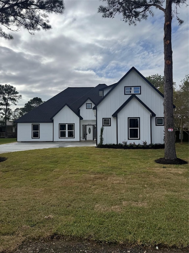 modern farmhouse featuring a front yard