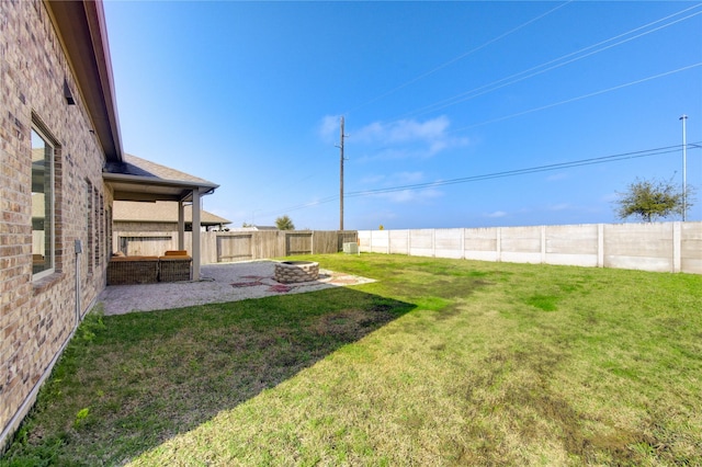 view of yard featuring a fire pit