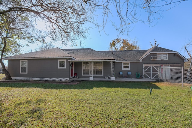 single story home with a front lawn