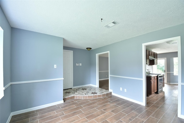 empty room featuring a textured ceiling