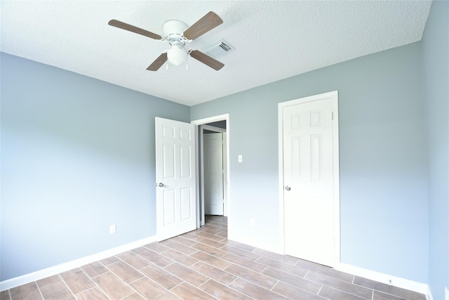 unfurnished bedroom featuring a textured ceiling, a closet, light hardwood / wood-style flooring, and ceiling fan