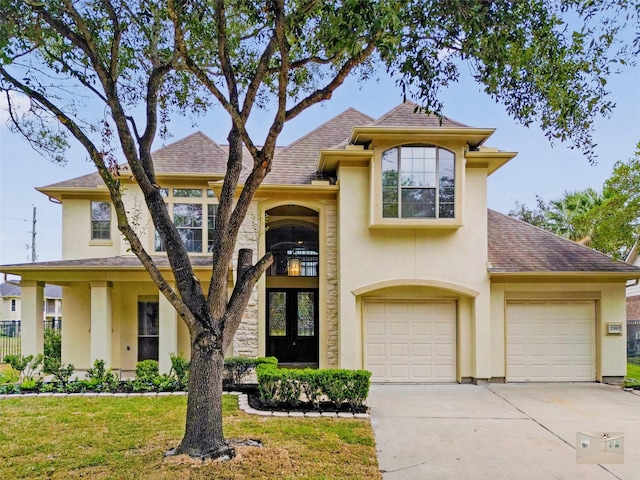 view of front of property featuring a front yard and a garage