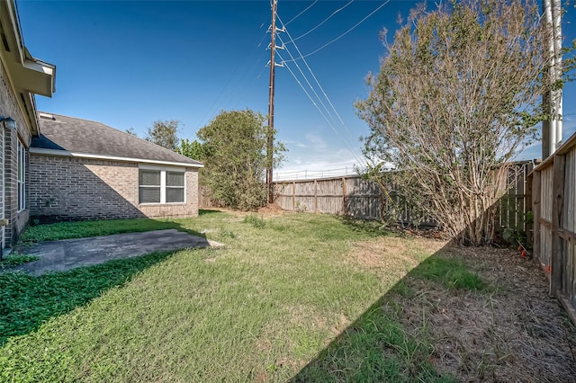 view of yard featuring a patio area