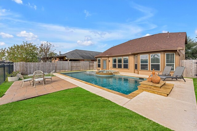 view of swimming pool with an in ground hot tub, a yard, and a patio