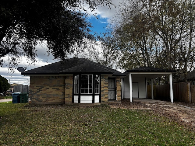 view of front of property featuring a front lawn and a carport