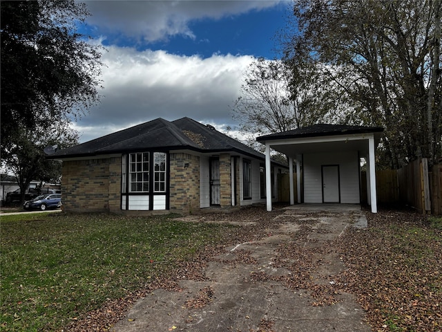 view of front of home with a front lawn and a carport