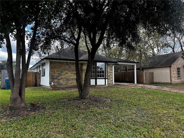 view of front of house featuring a front lawn