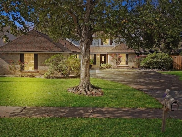 view of front of home featuring a front yard