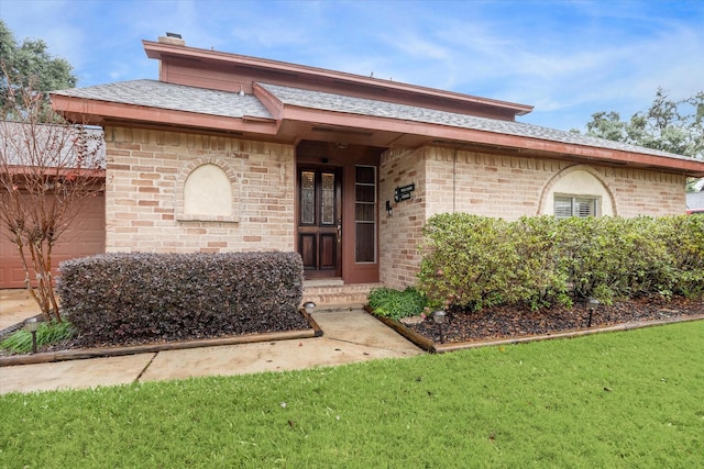 single story home with a front lawn