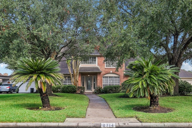 view of front facade featuring a front yard