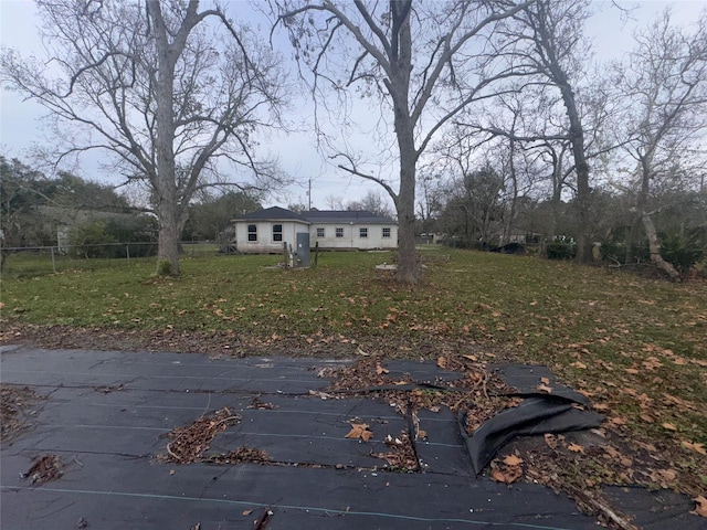 view of front of home featuring a covered pool and a front yard