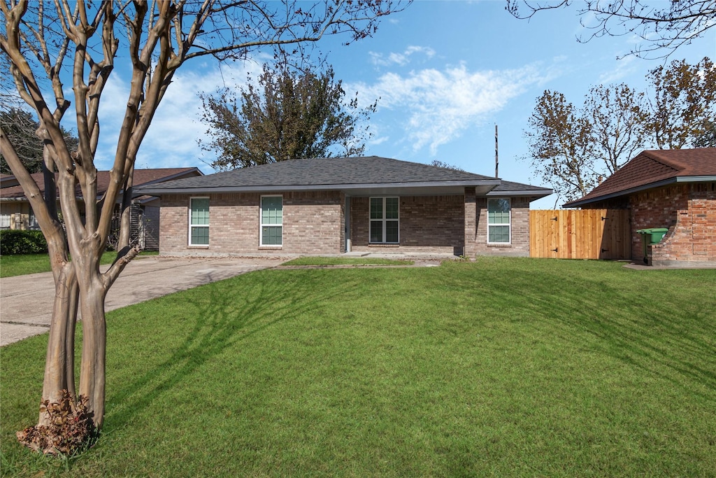 ranch-style home with a front yard