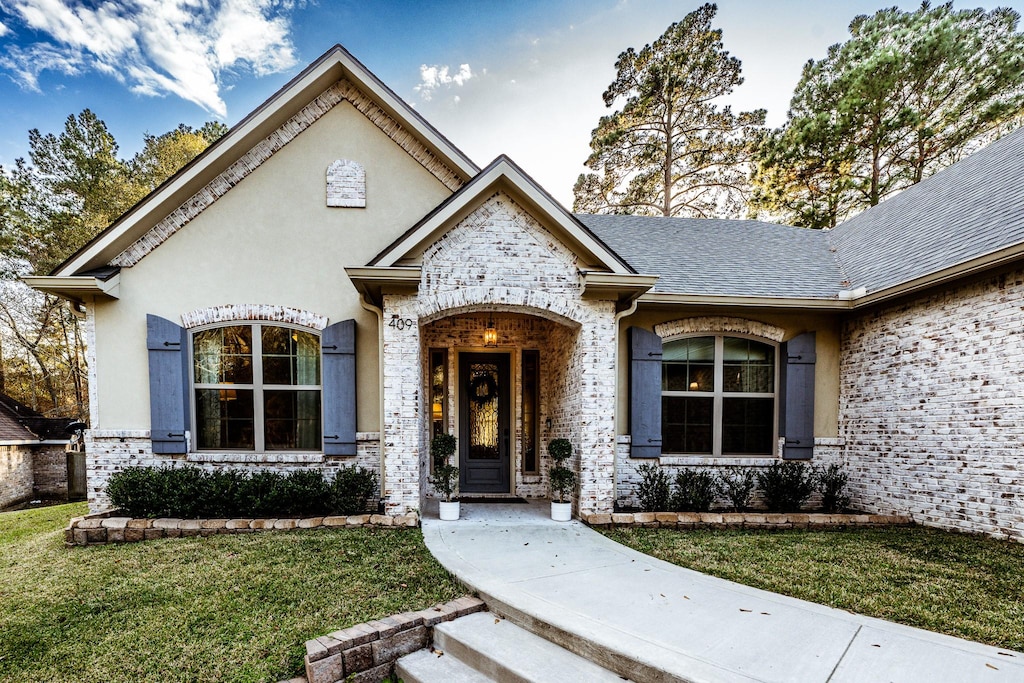 view of front of home featuring a front yard