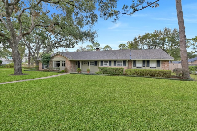 single story home featuring a front yard