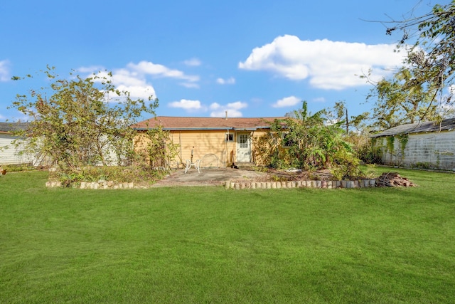 view of yard featuring a patio